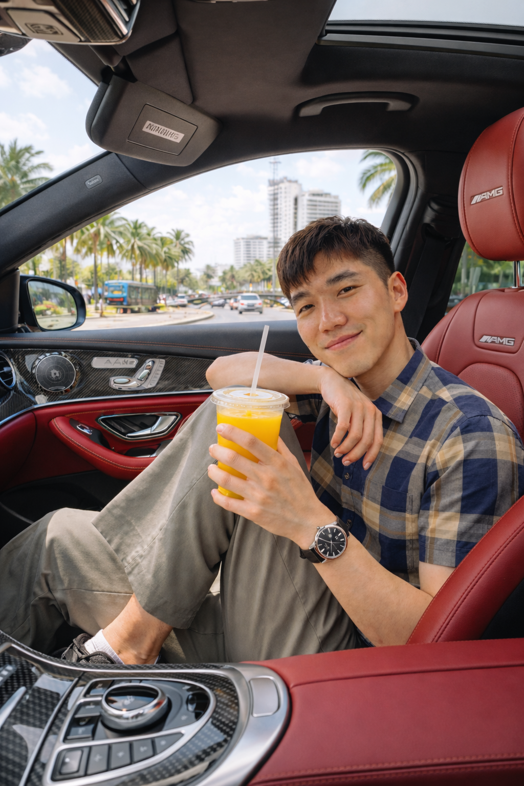 Nam tre trong chiec Mercedes Benz AMG